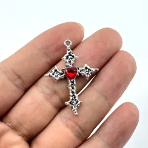 Detailansicht des gotischen Kreuzanhängers mit rotem Herzstein, ideal für DIY-Schmuckstücke.
