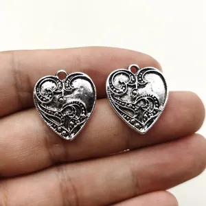 Dettaglio in primo piano di ciondoli a cuore gotici argentati ideali per creazione gioielli.