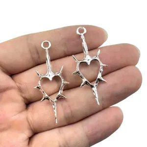 Colgante de corazón espinoso hueco accesorios DIY, piezas para hacer joyería punk.
