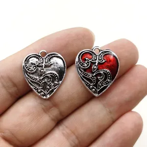 Dettaglio ravvicinato di ciondoli in lega a forma di cuore in stile gotico scuro per gioielli.