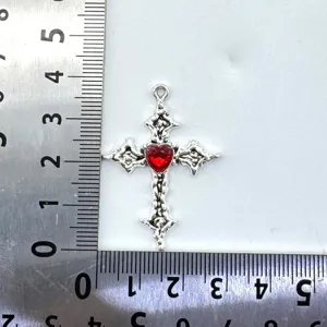 Legierung Flamme Kreuz Anhänger mit rotem Herz Edelstein für DIY Schmuckherstellung Handwerk.