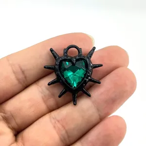 Gothic schwarzer Dornen Herz Anhänger mit grünem Kristall für DIY Schmuck Zubehör.
