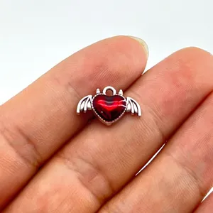 Pendentif coeur rouge en alliage argent antique avec ailes de diable pour bijoux de bricolage.