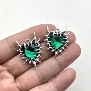 Nahaufnahme des gotischen Punk Dornenherz Kristall Anhängers, stylisches Accessoire.
