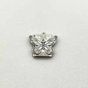 Gedetailleerd aanzicht van een zilveren vlinder boek medaillon hanger voor DIY sieraden.
