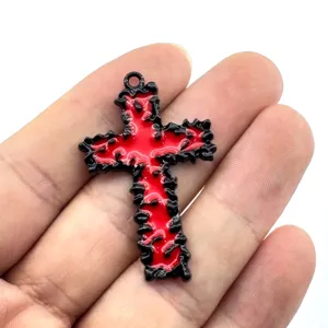Detailansicht des rot-schwarzen Tropfen-Kreuz-Anhängers aus Zinklegierung für DIY-Schmuck.