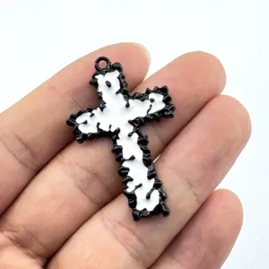 Detailaufnahme des gotischen schwarz-weißen Tropföl Kreuzanhängers für DIY Schmuckherstellung.
