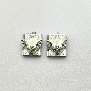 Detailansicht von Fledermaus Medaillon Anhängern aus Edelstahl für DIY Schmuck.