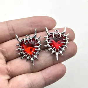 Gotisch Punk roter Strass Herz Dornen Anhänger Halskette Detail dunkler subkultureller Stil.