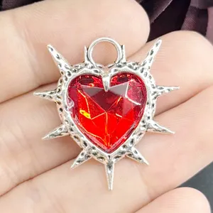 Gotischer Dornen Herz Anhänger, Punk dunkler Stil roter facettierter Edelstein Schmuck.