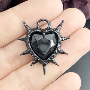 Goth Punk dorniges Herz Anhänger, schwarzer Kristall Stein Halskette Detail für subkulturellen Look.