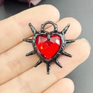 Detailaufnahme des Punk Gothic Dornen Herz roten Strass Anhänger Halskette alternative Schmuck.