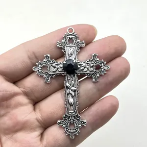 Gotischer Vintage Zinklegierung Kreuz Anhänger mit schwarzem Edelstein für DIY Schmuck Zubehör.