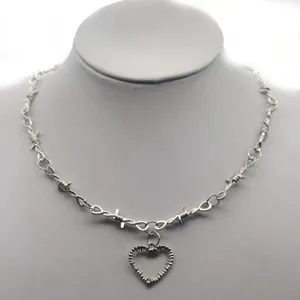 Silberne Stacheldraht Kette Halskette mit Dornen Herz Anhänger für modernen Punk Streetwear Look.