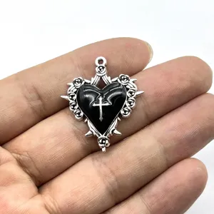 Detailansicht des gotischen Punk schwarzes Herz Kreuz Anhänger DIY Schmuck Zubehör Dornen Rose.