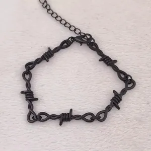 Detaillierte Nahaufnahme einer schwarzen Stacheldraht Legierung Anhänger Halskette Schmuck.