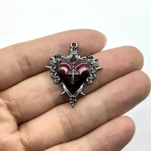 Detailansicht des dunklen Gothic Dornen Rose Kreuz Herz Anhängers DIY Schmuckzubehör.