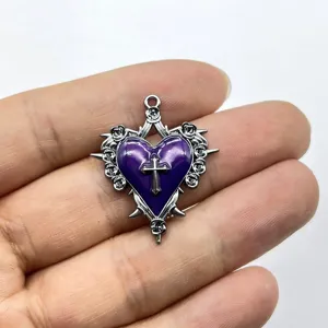 Gotischer lila Herz Kreuz Anhänger Detailansicht, Vintage Dornen Rose Metall DIY Schmuck Zubehör.