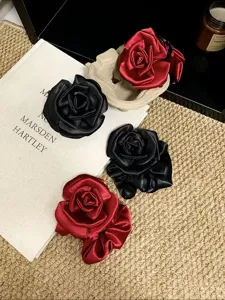 Detailaufnahme des französischen Vintage-Satin-Rosen-Haargummis, exquisites Design, Nahaufnahme.