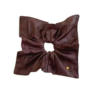 Ρετρό τετραγωνικό δερμάτινο scrunchie μαλλιών για γυναίκες, κομψό αξεσουάρ αλογοουράς.