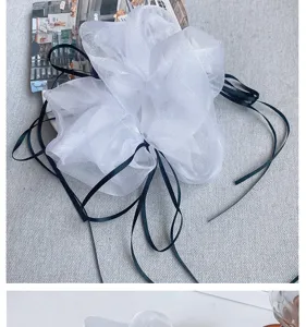 Witte organza haarscrunchie met lange zwarte linten, Franse balletcore haaraccessoire stijl.