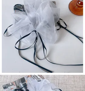 Franse organza haarscrunchie met donkere lintjes, elegante balletcore haaraccessoire.