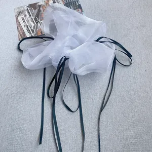 Ballet stijl witte organza haarscrunchie met lange donkere linten, elegant haaraccessoire.