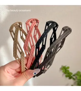 Dettaglio cerchietto per capelli pieghevole estensibile, accessorio portatile per il trucco.