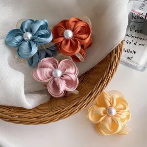 Blumen Perlen Haarklammer Set, Stoffblume Haarkralle für Damen, elegante Haarstyling Accessoire.