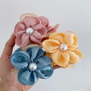 Schicke Stoffblume Haarklammer mit Perle Mitte, elegante mittlere Haifischklammer Damen.