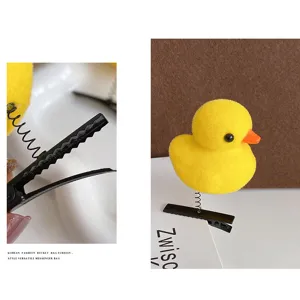 Simpatica molletta per capelli a forma di paperella gialla con molla, accessorio divertente.