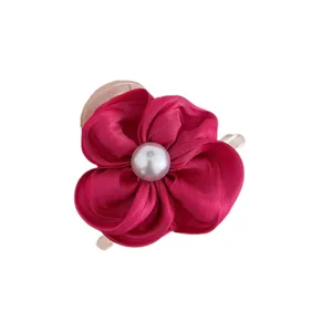 Elegante rosafarbene Stoffblumen Haarklammer mit Perle für stilvolle Frisuren im Alltag.