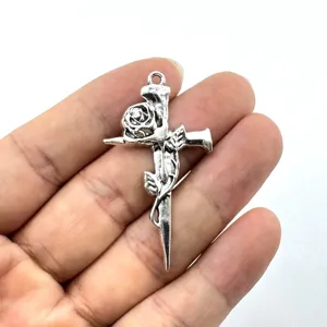 Vintage silberner Kreuz und Rose Anhänger Charm für DIY Schmuckherstellung Handwerk.