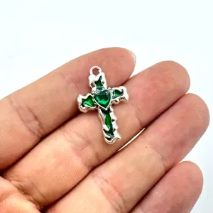 Retro Zinklegierung Kreuz Anhänger mit grünem Herzstein für DIY Schmuck Zubehör.