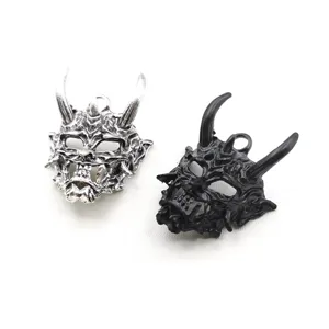 Vue detaillee des pendentifs masque hannya en alliage argent et noir pour bijoux.