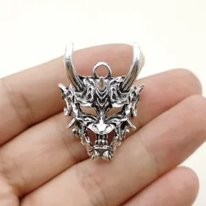 Vue detaillee du pendentif en alliage de masque Hannya argente vintage pour collier DIY hommes.