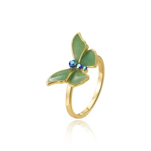 Élégante bague papillon plaquée or avec émail vert et strass bleus bijoux mode chic.