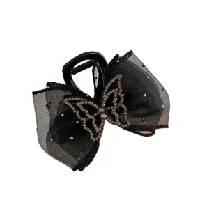 Pinza de pelo de mariposa con malla negra y diamantes de imitación elegante accesorio.