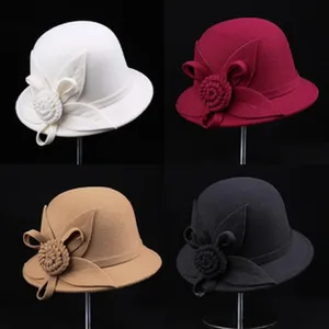Eleganter Damen Filzhut für den Winter mit Blumenakzent in vier klassischen Farben.