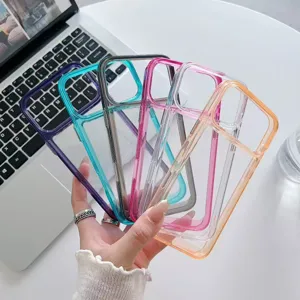 Vista dettagliata di varie custodie per telefoni in acrilico trasparente colorato