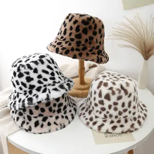 Detailaufnahme verschiedener Farben von Plüsch-Fischerhüten mit Leopardenmuster für Winter.