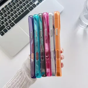 Una collezione di custodie colorate in acrilico trasparente per vari modelli iPhone