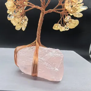 Detalle del árbol de cristal citrino artesanal con base de cuarzo rosa y alambre de cobre