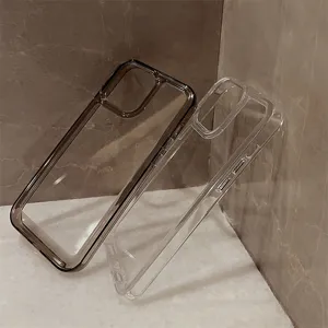 Dettaglio di cover per iPhone in acrilico trasparente e grigio fumo con design a scanalatura.