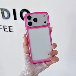 Vista macro dettagliata di una custodia per telefono in acrilico fai-da-te rosa.