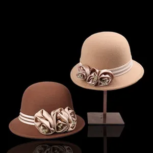 Detailansicht eines eleganten Damen-Wollfilzhutes mit dekorativen Satinrosen-Elementen