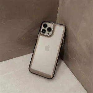 Dettaglio di custodia per iPhone in acrilico trasparente con cornice nera su marmo.