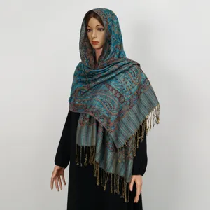 Elegante chal jacquard de cachemira verde azulado con flecos sobre vestido negro