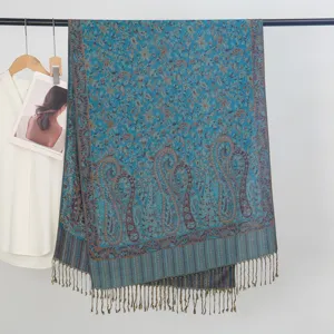 Vista detallada de bufanda de jacquard paisley azul con elegantes flecos
