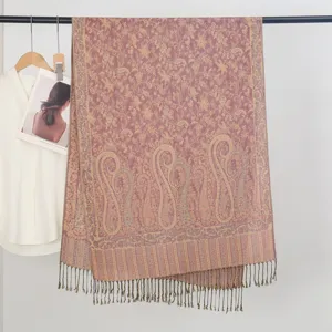 Detalle del patrón de jacquard de cachemira y flecos de esta bufanda rosa vintage